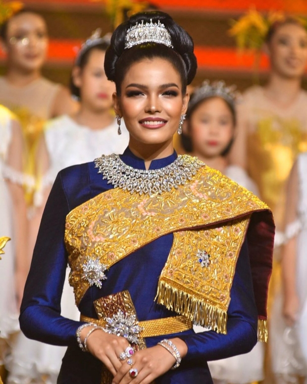 งดงามอย่างไทย!! ฟ้าใส  ปวีณสุดา สวมชุดไทยขึ้นปกปฏิทินภูษาผ้าลายอย่างปี2563 
