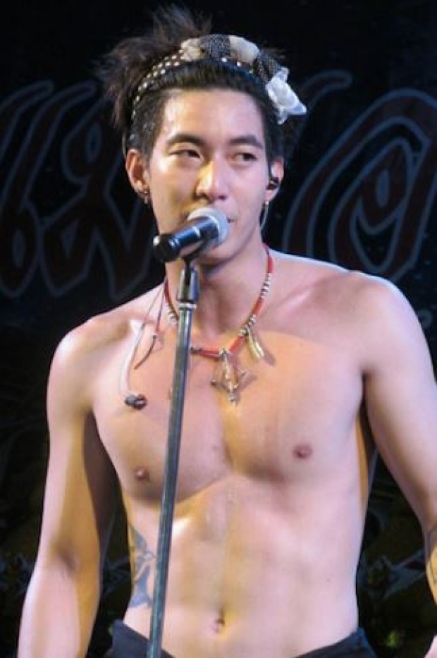 ชาวเน็ตจวกเละ!!โตโน่ ถอดเสื้อโชว์กล้ามเล่นคอนเสิร์ตในงานแบบนี้