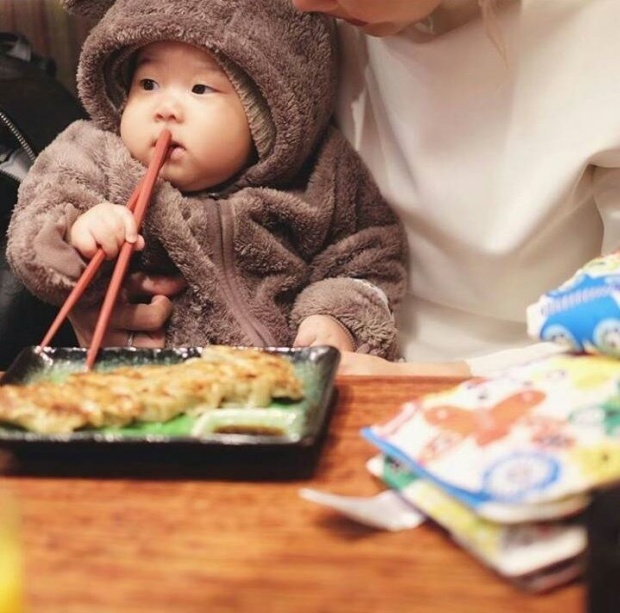 น่ารักสุดๆ น้องเป่าเปาเที่ยวญี่ปุ่นครั้งแรก พร้อมหน้าพร้อมตาพ่อแม่ลูก