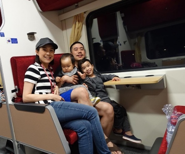 ครอบครัวสุขสันต์ นิหน่า-แบงค์ พาลูกๆขึ้นรถไฟไทยเที่ยวครั้งแรก
