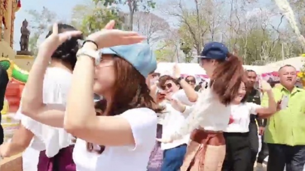  มิอาจพรางได้!! 3สาว รำหน้านาค พอเข้าไปดูใกล้ๆ โอ้โห นางเอกตัวท๊อปทั้งนั้นเลย!! 