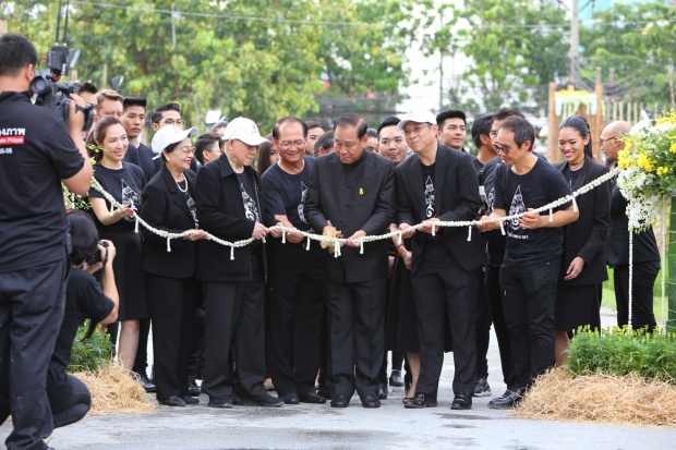 หยาดเหงื่อพระราชา ศิลปินดารา ร่วมปลุกดอกดาวเรืองบานสะพรั่งทั่วแผ่นดิน 