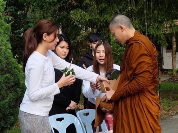 “คิมเบอร์ลี่” เคลียร์งาน!! เดินทางทำบุญ-ใส่บาตร “พระหมาก” แฟนคลับสุดปลื้ม ร่วมอนุโมทนาบุญ