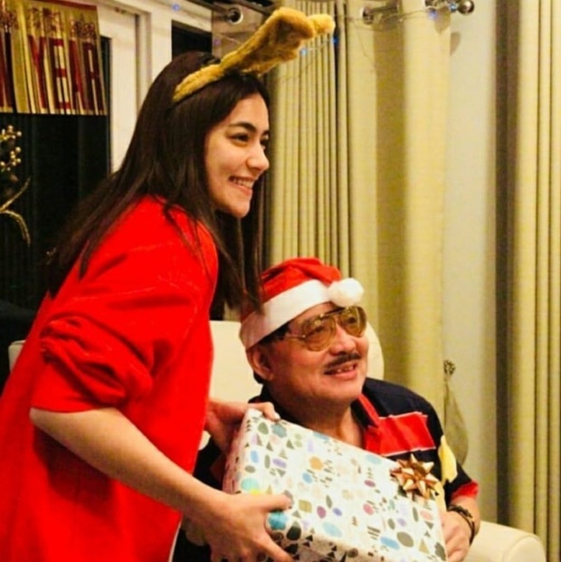อบอุ่นสุดๆ “หมาก-คิม” พร้อมครอบครัวและเพื่อนๆ จัดปาร์ตี้แลกของขวัญวันคริสมาสต์ (มีคลิป)