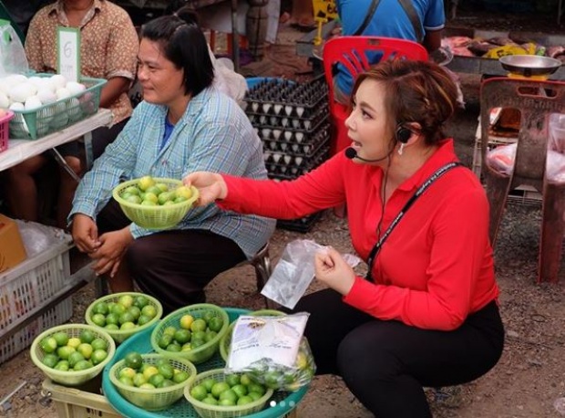 “บุ๋ม ปนัดดา” สวมวิญญาณกลายเป็นแม่ค้าขายมะนาว โชว์ลีลาขายขั้นเทพสุดๆ