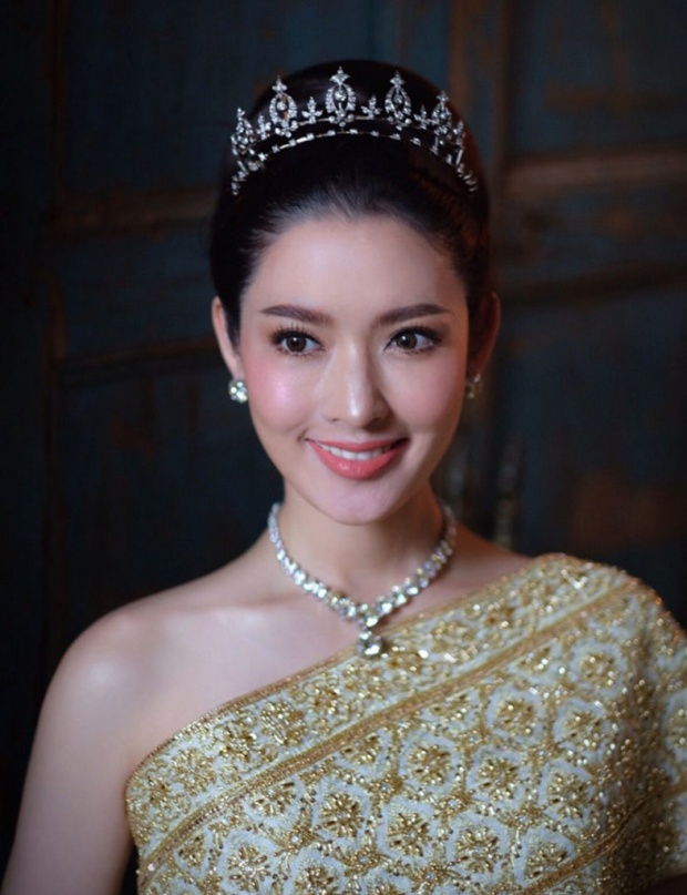 แอฟ ทักษอร ถ่ายแบบชุดไทยเบาๆ ทั้งตัวมูลค่า 50 ล้านบาท! แถมตกทอดมาจากเจ้า