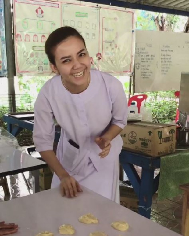 สวยและใจบุญ!! “จ๊ะ อาร์สยาม” เผยจำนวนขนม? ที่ทำเองกับมือ ในสำนักแม่ชีปฎิบัติธรรมเขาพระ (มีคลิป)