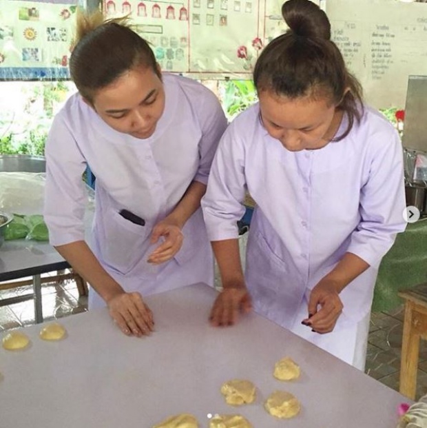 สวยและใจบุญ!! “จ๊ะ อาร์สยาม” เผยจำนวนขนม? ที่ทำเองกับมือ ในสำนักแม่ชีปฎิบัติธรรมเขาพระ (มีคลิป)