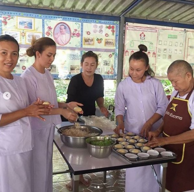 สวยและใจบุญ!! “จ๊ะ อาร์สยาม” เผยจำนวนขนม? ที่ทำเองกับมือ ในสำนักแม่ชีปฎิบัติธรรมเขาพระ (มีคลิป)