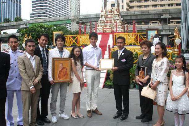 เจมส์ จิ เป็นตัวแทนอัญเชิญพระพุทธไพรีพินาศ-ธงตราสัญลักษณ์ เจริญชันษา 100 ปีสมเด็จพระสังฆราช