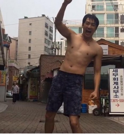 ฟิล์ม เงิบ! ทำ Ice Bucket Challenge เจอตร.กิมจิจับปรับ 5,000