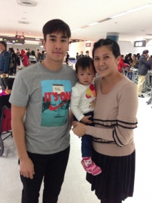 ชื่นชม ณเดช น้ำใจงาม ช่วยแม่ลูกอ่อนหิ้วกระเป๋า ที่ สนามบิน ญี่ปุ่น