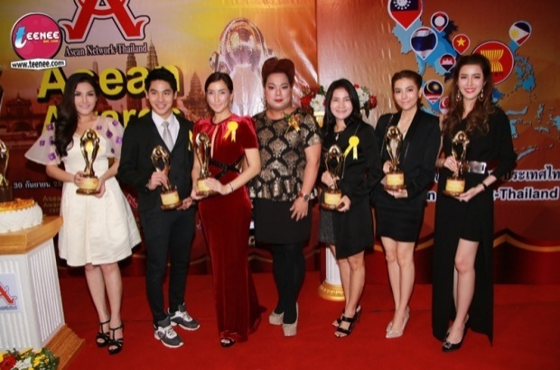 คนดังตบเท้าเข้ารับรางวัล Asian Awards 2015