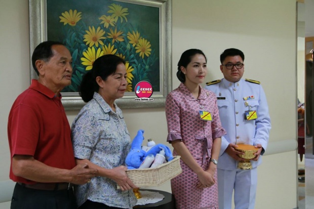 พระเจ้าวรวงศ์เธอ พระองค์เจ้าโสมสวลี พระวรราชาทินัดดามาตุ ประทานกระเช้าเครื่องหอม มอบให้