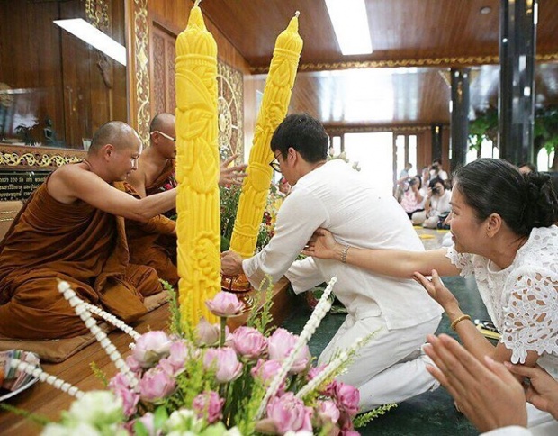 พระเอกสายบุญ!! ณเดชน์ ควง แม่แก้ว เข้าวัดทำบุญหล่อเทียน