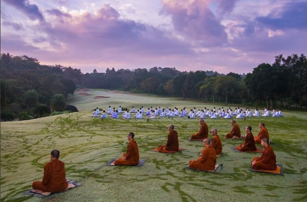 งดงามหมดจด!! นุ่น วรนุช ในชุดขาวสะอาดตา ซุ่มเงียบปฏิบัติธรรมท่ามกลางธรรมชาติ!!