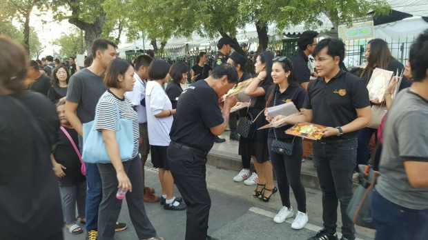 ครูมิ้ง-ชายแฮ็คส์-ซีแนม จิตอาสารวมใจจัดพิมพ์พระบรมสาทิสลักษณ์ในหลวง ร.9