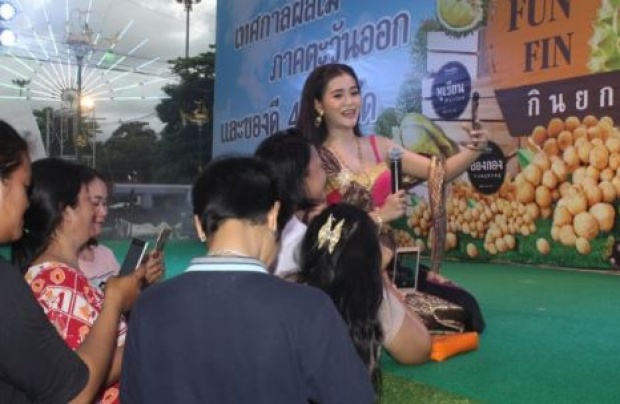 ลุคใหม่ล่าสุด “ลำไย ไหทองคำ” ทำเอาแตกตื่น ใส่ชุดไทยห่มสไบร้องเพลงฟ้อนรำ