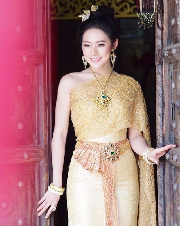 งามอย่างไทยของแท้!! “ทับทิม อัญรินทร์” ขอสวมชุดไทย งานนี้สวยเลอค่าหนักมาก!!