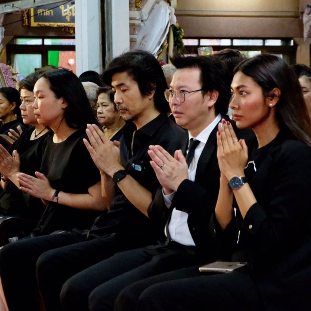 ส่งเธอครั้งสุดท้าย ส่องบรรยากาศงานสวดพระอภิธรรมศพน้ำตาล-บุตรศรัณย์ ยังคงโศกเศร้า