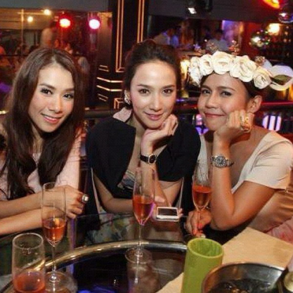 อั้ม พัชราภา และ แก๊งค์ เพื่อนสาว