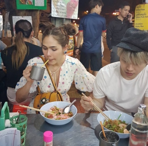 ใครว่าคนรวยต้องกินของแพงเสมอไป ! ชมพู่ อารยา ซุปตาร์ติดดิน