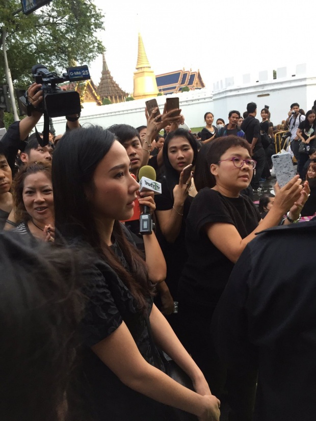 อั้ม พัชราภา ร่วมถวายสักการะ พระบาทสมเด็จพระเจ้าอยู่หัวภูมิพลอดุลยเดช(ชมคลิป)