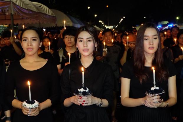 นักแสดงช่อง 3 ร่วมจุดเทียนและร้องเพลงสรรเสริญพระบารมี