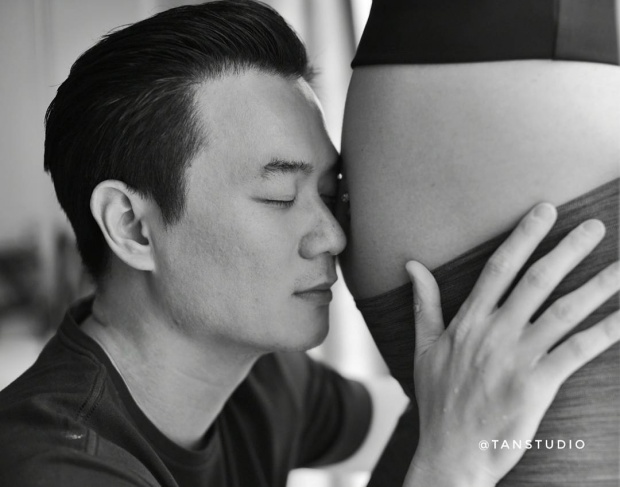 ภาพสายใยรักพ่อแม่ลูก! ‘น็อต’ บรรจงจูบท้อง ‘ชมพู่’ ฉลองครบรอบแต่งงาน 2 ปี