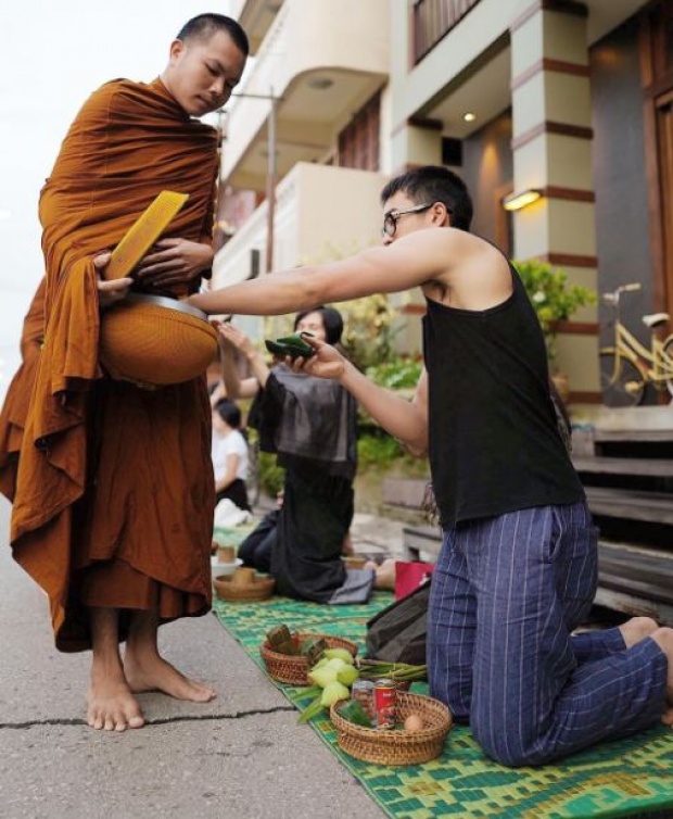 คู่บุญ!! ภาพ ณเดชน์-ญาญ่า ขณะรอใส่บาตร ทำไมดูแล้วฟิน