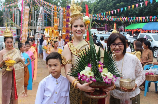 ส่องภาพ!! แม่แอนนี่ พา น้องฑีฆายุ สุดหล่อ ร่วมขบวนแห่ตักบาตรเทโว โตแล้วส่อแววดารา!