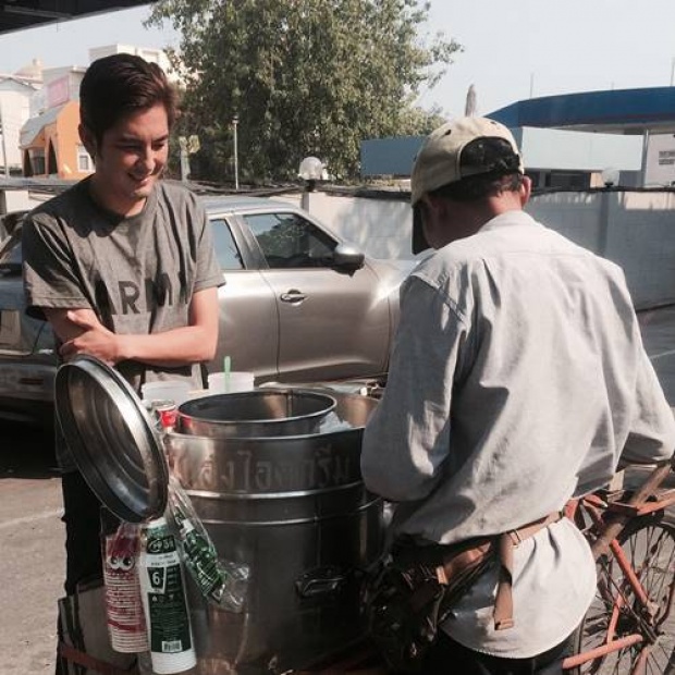 หนุ่ม ศรราม นั่งกับพื้นกินข้าวกับแม่ พร้อมขอบคุณคนที่ทำให้ตนและแม่รอดตาย