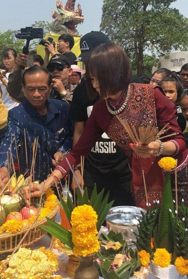 “จินตหรา พูนลาภ” จัดชุดใหญ่บวงสรวง!! รำแก้บนพญาเต่างอย ควักเงินสดๆ บริจาคให้!!