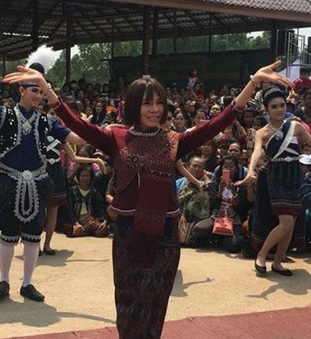 “จินตหรา พูนลาภ” จัดชุดใหญ่บวงสรวง!! รำแก้บนพญาเต่างอย ควักเงินสดๆ บริจาคให้!!