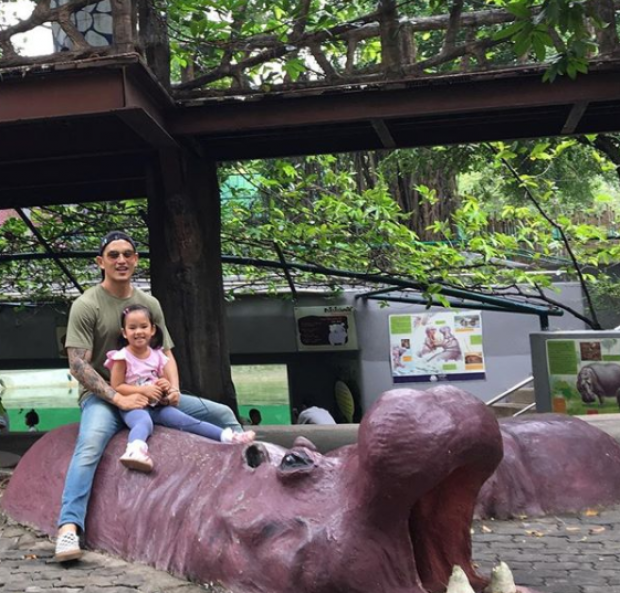 สงกรานต์ โพสต์ภาพกินข้าวกับ น้องปีใหม่ แต่แคปชั่นเด็ดมาก ประชดใครหรือเปล่า?