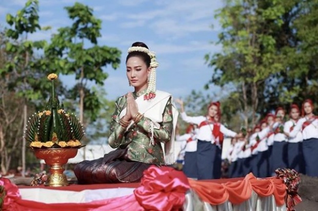 สวยสะกดทุกสายตา!! “แต้ว ณฐพร” ร่วมพิธียกยอขันหมากเบ็ง ถวายแด่องค์ปู่มุจรินทร์