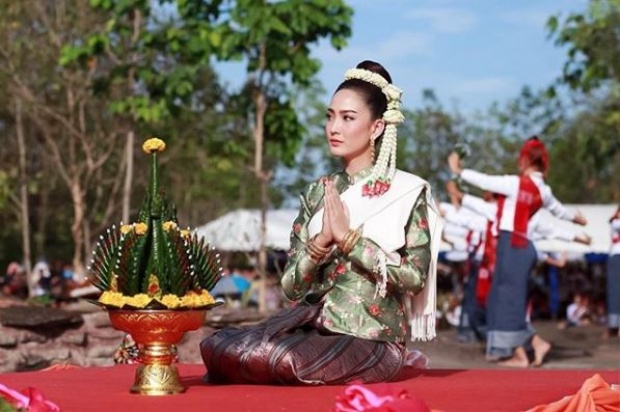 สวยสะกดทุกสายตา!! “แต้ว ณฐพร” ร่วมพิธียกยอขันหมากเบ็ง ถวายแด่องค์ปู่มุจรินทร์