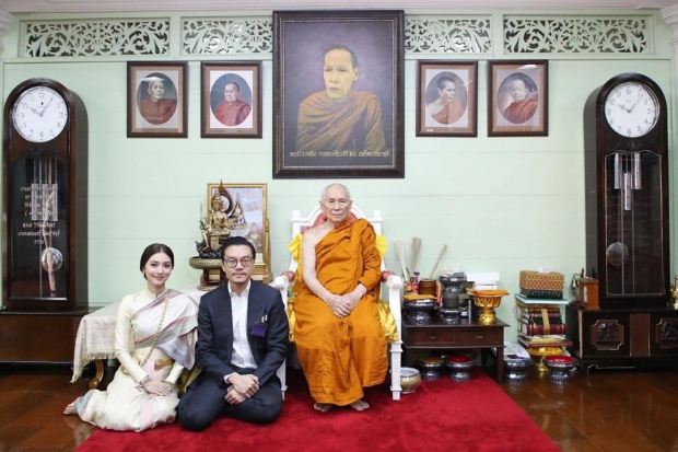 มงคลชีวิตคู่! มิว - เซนต์สุดปลื้ม จูงมือเข้าเฝ้ารับพรจาก สมเด็จพระสังฆราช