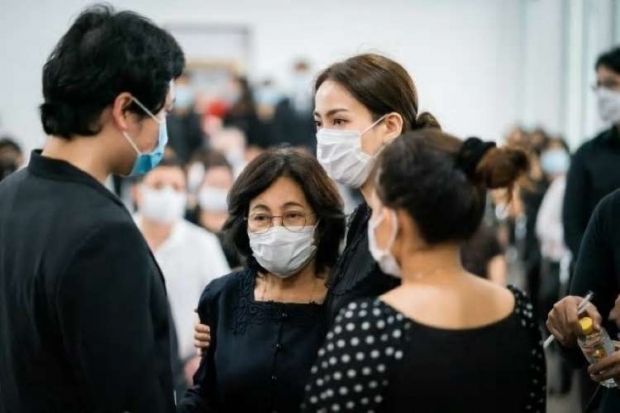 ล้านความรู้สึก ‘แต้ว-แม่นิด-พี่สาว’ กอด-ร้องไห้ขณะยืนมองภาพ