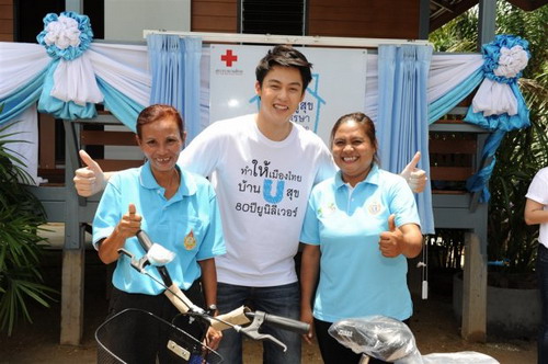 ‘หมาก-เปรี้ยว’ เยือนระนองร่วมมอบบ้านให้คนไทยต้นแบบ