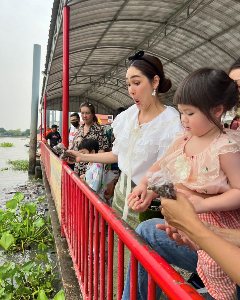  ชมพู่กระเตงลูกเข้าวัดทำบุญที่อยุธยา น้องเกลชุดนี้น่ารักโลกสดใส