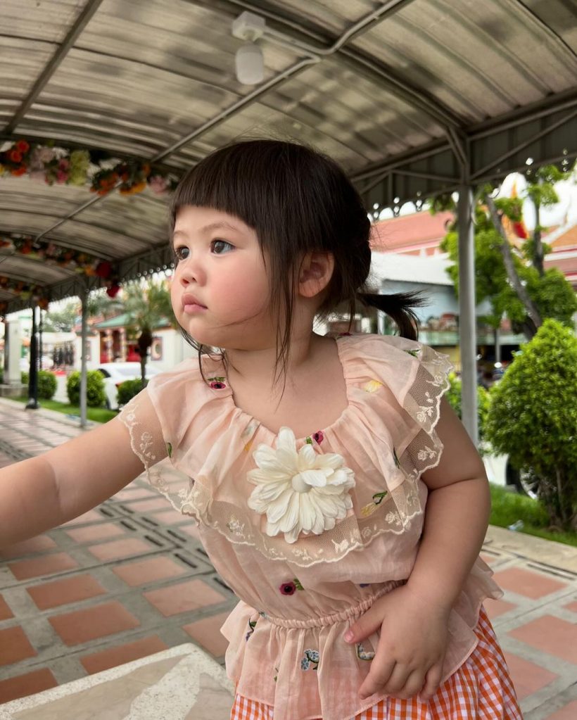  ชมพู่กระเตงลูกเข้าวัดทำบุญที่อยุธยา น้องเกลชุดนี้น่ารักโลกสดใส