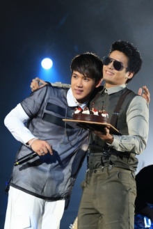 ฟินเวอร์  “ฮั่น” หอบเค้กเซอร์ไพร์ส “แกงส้ม” กลางเวที 