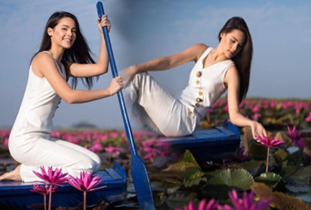 ญาญ่า สาวบัวแดง !  ล่องเรือสวยๆกลางบึง