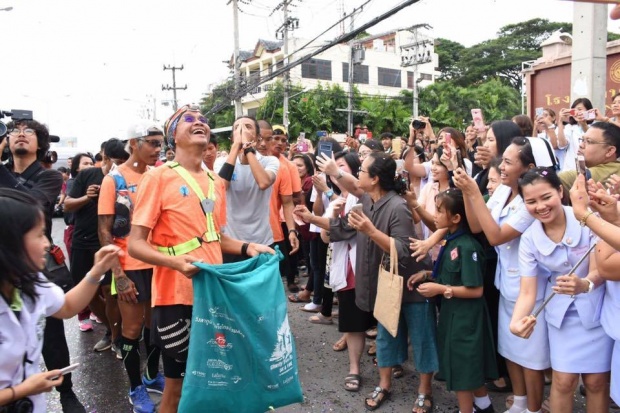 ทั้งอึ้งทั้งเขิน! หลัง ตูน บอดี้สแลม เจอหมอ-พยาบาล รวมตัวทำเซอร์ไพรส์หวานหยดบนสะพานลอย