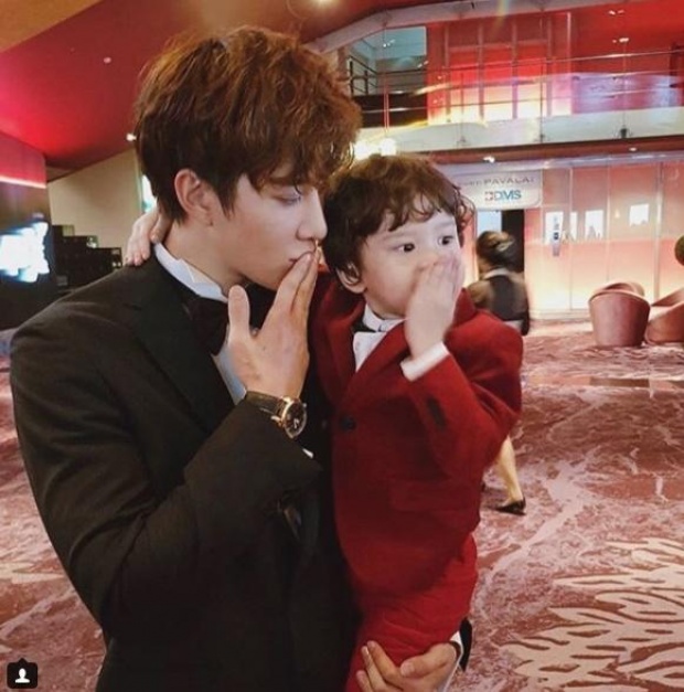 ภาพซึ้ง!!ไมค์ พิรัชต์ ป่วยแต่ได้ ลูกชายน้องแม็กซ์เวลล์ คอยดูแล