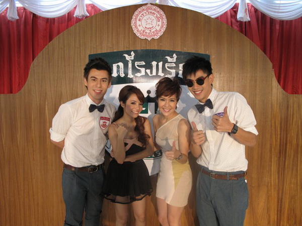 Pic : นิว - จิ๋ว บุกเยี่ยมโรงเรียน