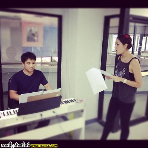 Pic: ชมพู่กับหน้าใสๆ ในการซ้อมละครเวทีเรยา