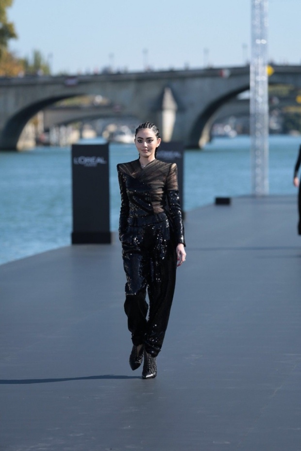 ใหม่เฉิดฉาย เดินแบบงาน Paris Fashion Week 2018