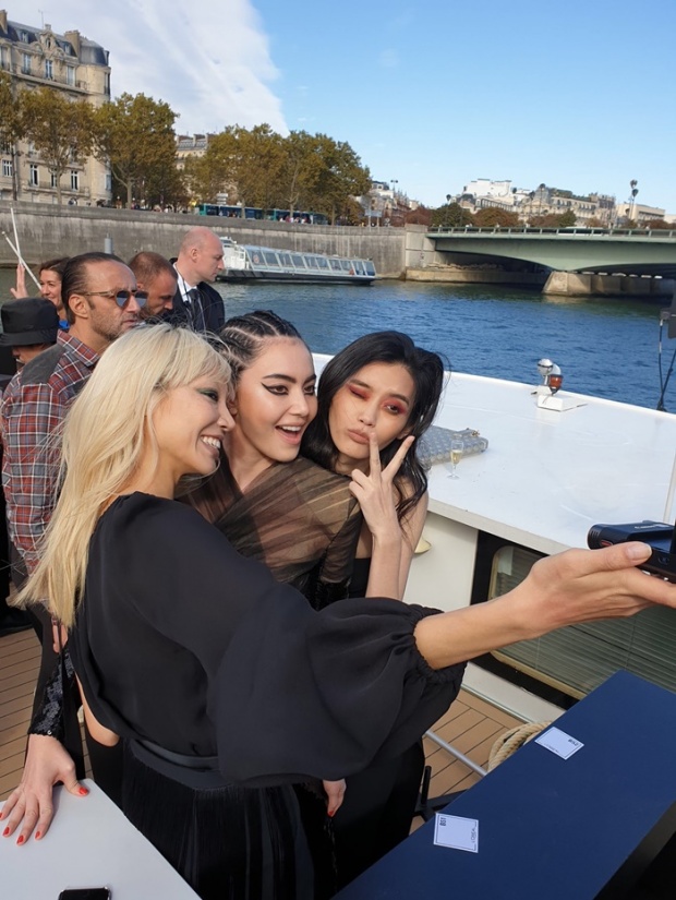 ใหม่เฉิดฉาย เดินแบบงาน Paris Fashion Week 2018